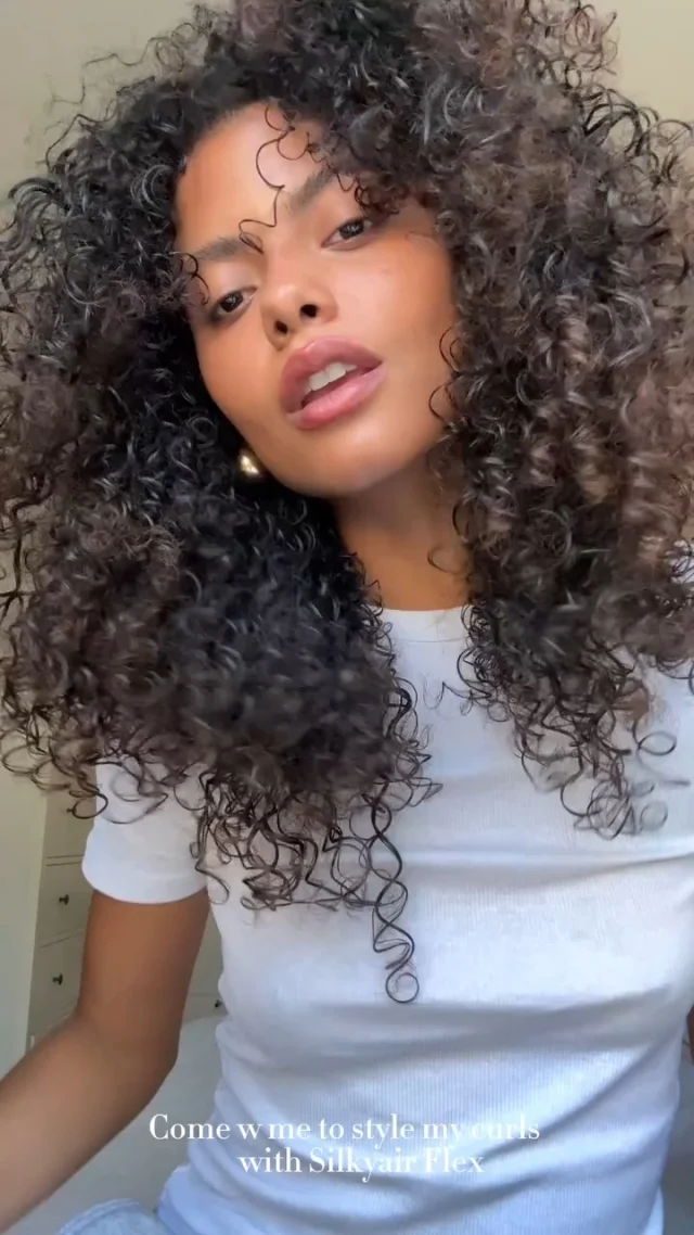 Kovrdžave devojke, ovo je za vas.
Difuzer – vaš novi najbolji prijatelj za definisane lokne 🌀✨#SilkyAirFlex #DefinedCurls #curlyhairroutine #girlessentials
