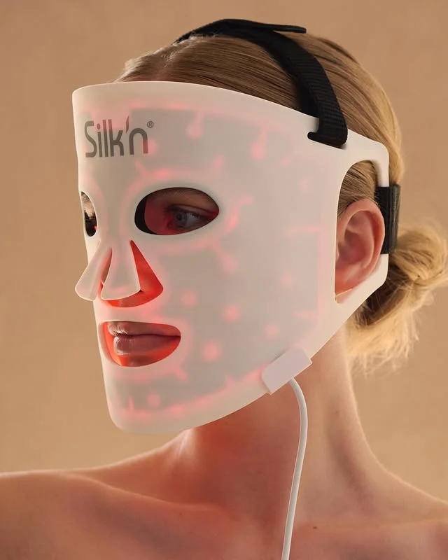 Naš najprodavaniji proizvod: LED maska za lice 100 ✨
Da li ste znali da je možete kombinovati sa LED maskom za vrat ili LED maskom za ruke i uživati u posebnom popustu? Zajedno, pružaju vrhunski sjaj, od lica do vrhova prstiju 😉 Dostupno sada na silkn.rs #LEDglow #SkincareBundle #LEDFaceMask100 #silkn