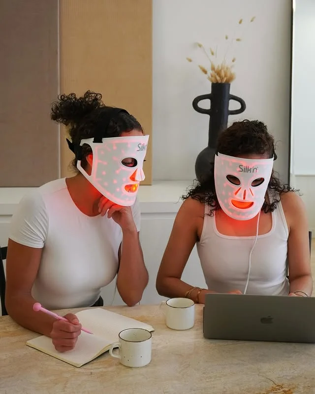 🎉 Srećan slobodan dan! 🪩
Zapamtite – vreme za sjaj je uvek! Bilo da ste u „sofa modu” ili „radnom modu”, LED nega se uklapa u vaš dan, ne obrnuto 👀

#SilknGlow #LEDskincare #FutureOfBeauty