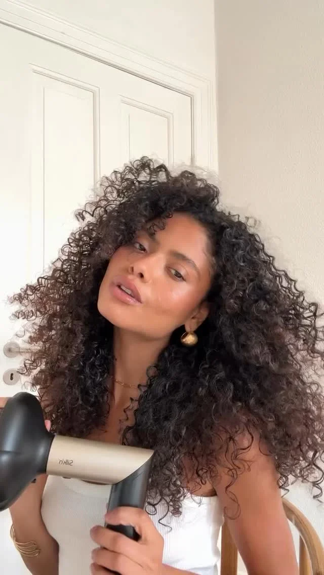 🎥 Prelepa @grazielamila pokazuje nam kako se to radi 😍 Difuzer nastavak na SilkyAir Flex-u je totalni game-changer — obezbeđuje volumen i definiciju, lako i brzo! 🫧
