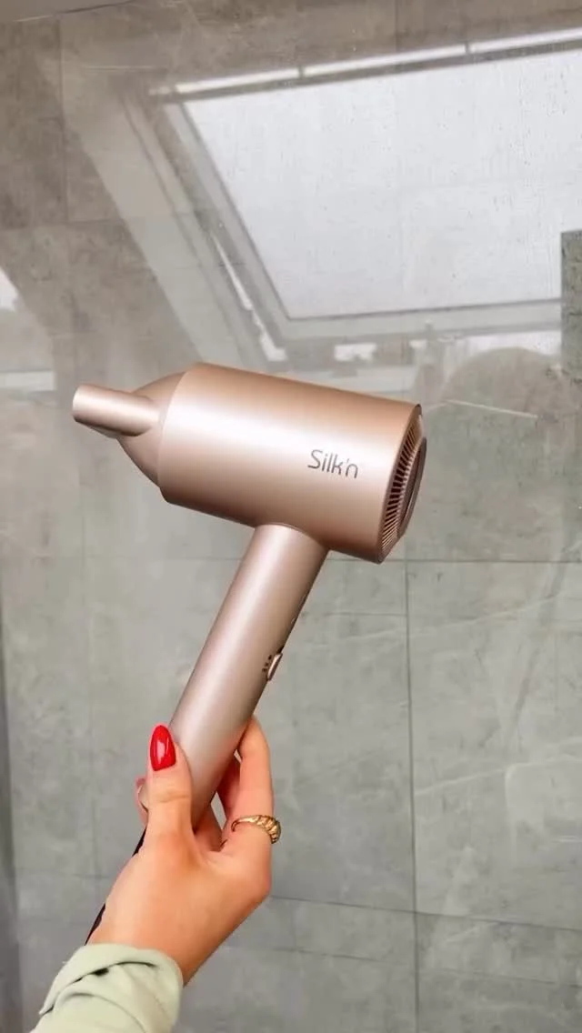 Pogledaj kako @indiaamoon pravi savršenu frizuru feniranjem uz SilkyAir Pro ✨
Postigni glatku i bujnu kosu, bez oštećenja od toplote!#silkyairpro #bezmuke #blowout #transformacijekose #beautytech #hairinspo